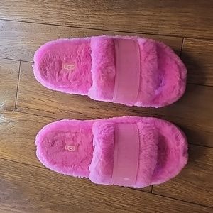 Uggs pink slipper  size 6